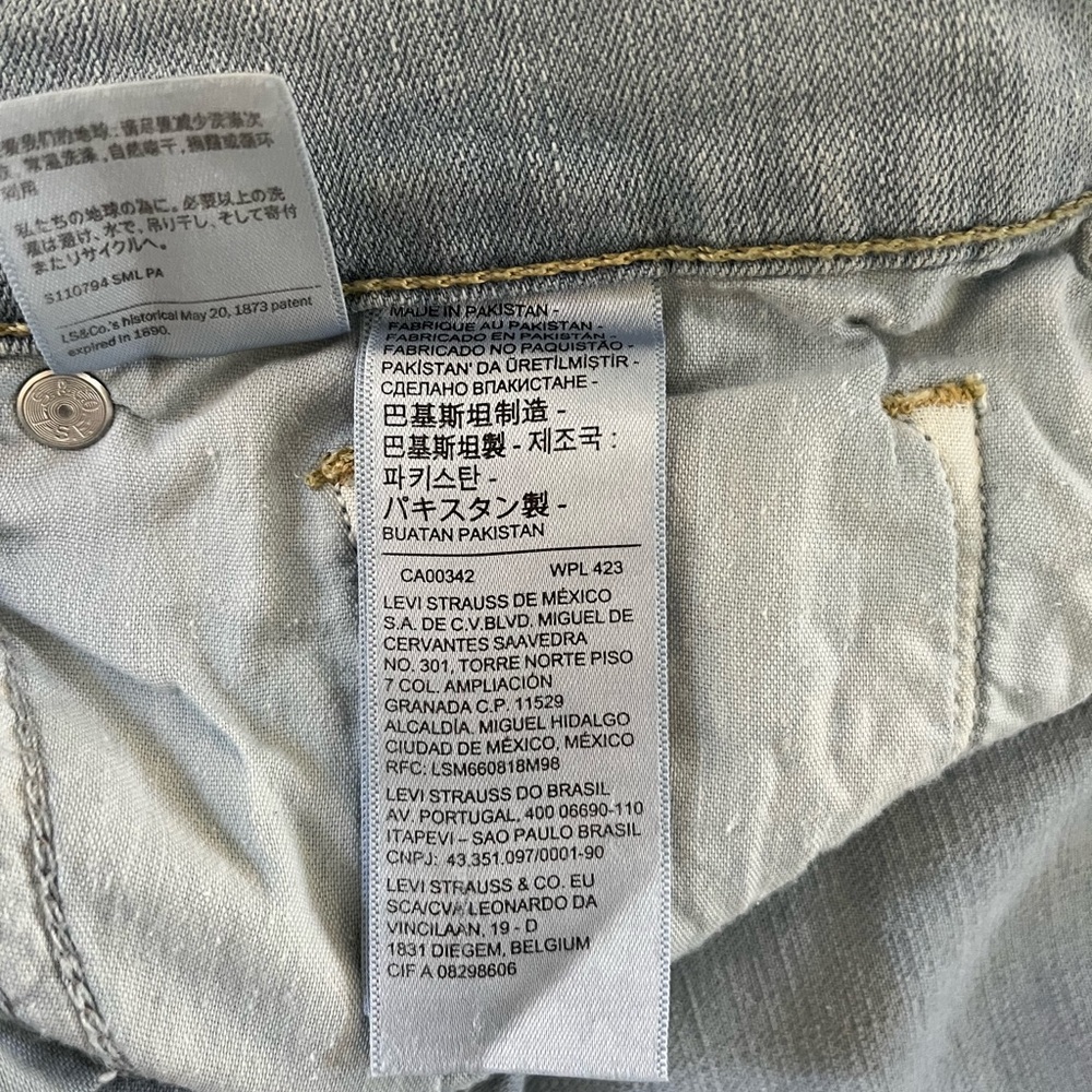 Levis Classic Straight in Light Wash Size 8 - Picture 4 of 10